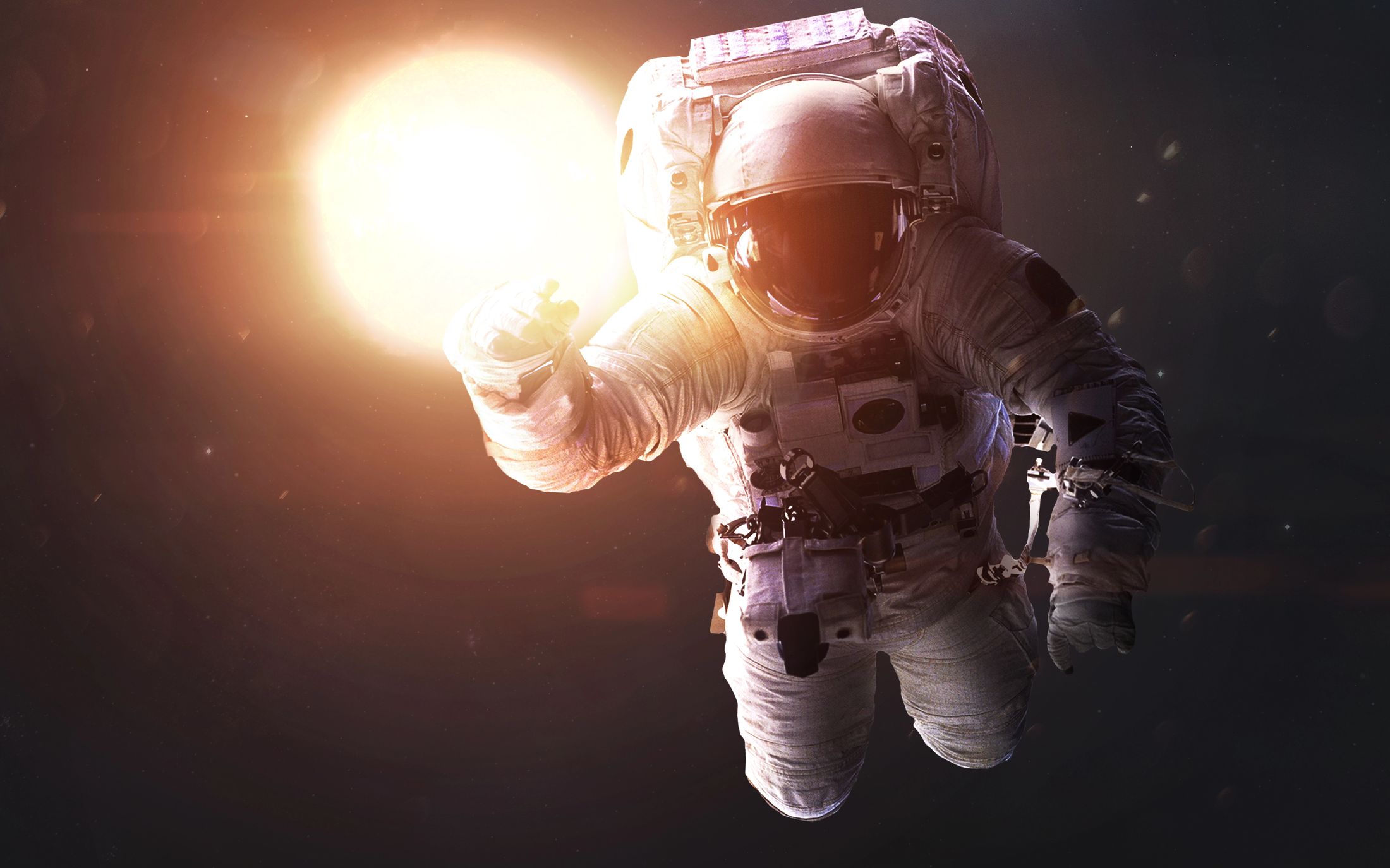 Astronauta extendiendo la mano hacia el sol en el espacio, imagen de cierre de SoulFrame Creative