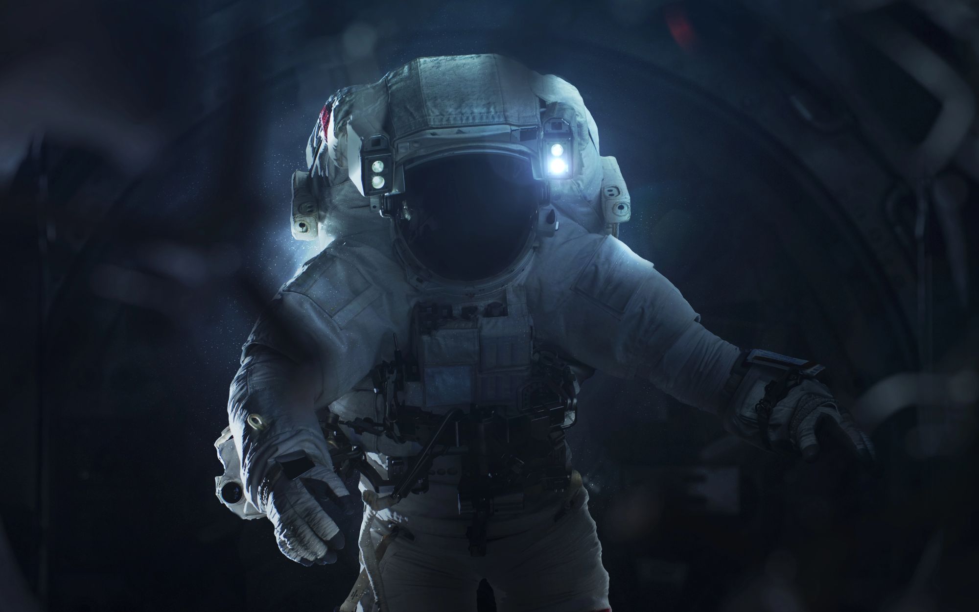 Astronauta con luces de casco encendidas en la oscuridad, simbolizando la especialización de SoulFrame Creative en contenido para YouTube
