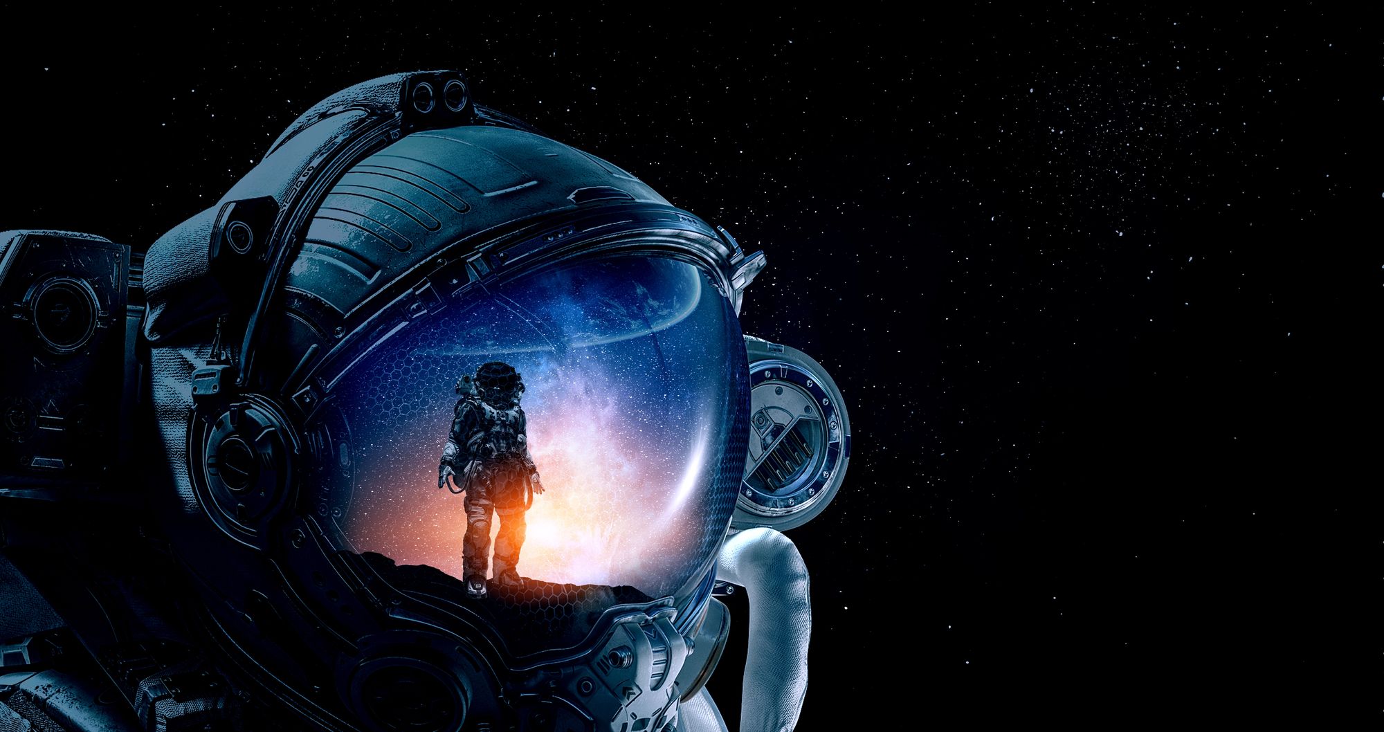 Astronauta reflejado en su propio casco, representando la estrategia y la mirada detrás de SoulFrame Creative para YouTube