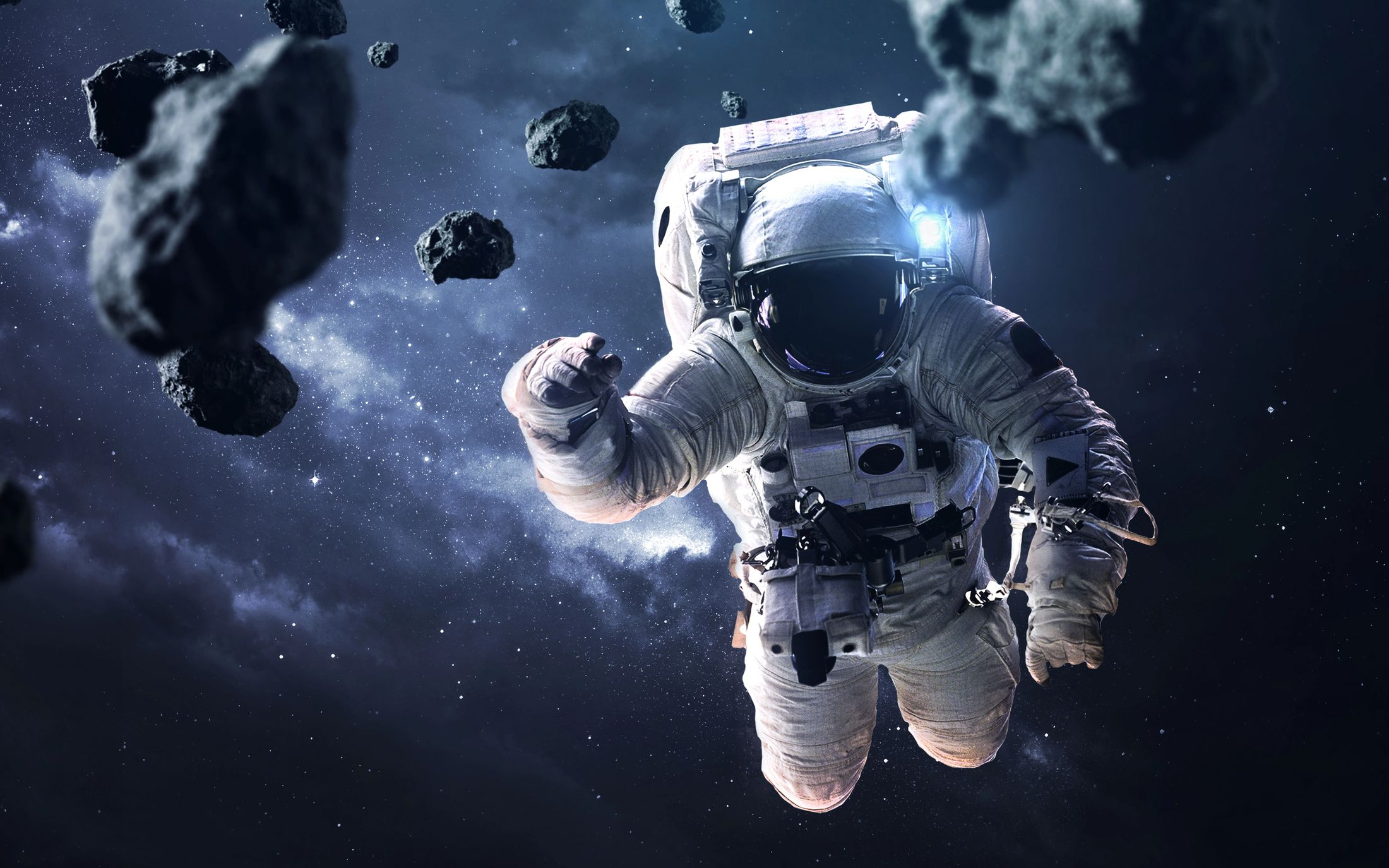 Astronauta avanzando entre asteroides, representando los casos de éxito y resultados de SoulFrame Creative en YouTube